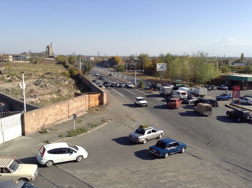 Հրդեհված շենքի բնակիչները փակել էին ճանապարհը