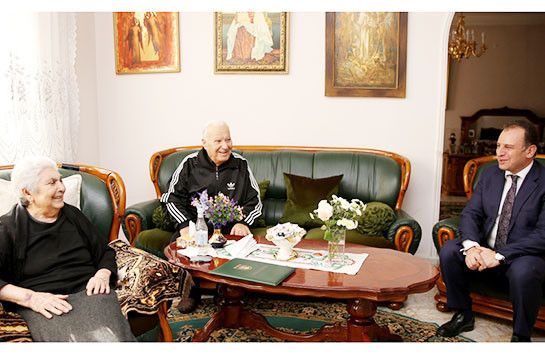 Վիգեն Սարգսյանն այցելել է Վազգեն Սարգսյանի ծնողներին