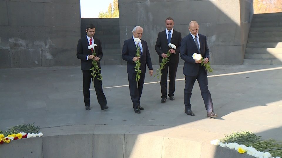 Թոնի Ֆադելը հարգանքի տուրք է մատուցել Ցեղասպանության զոհերի հիշատակին