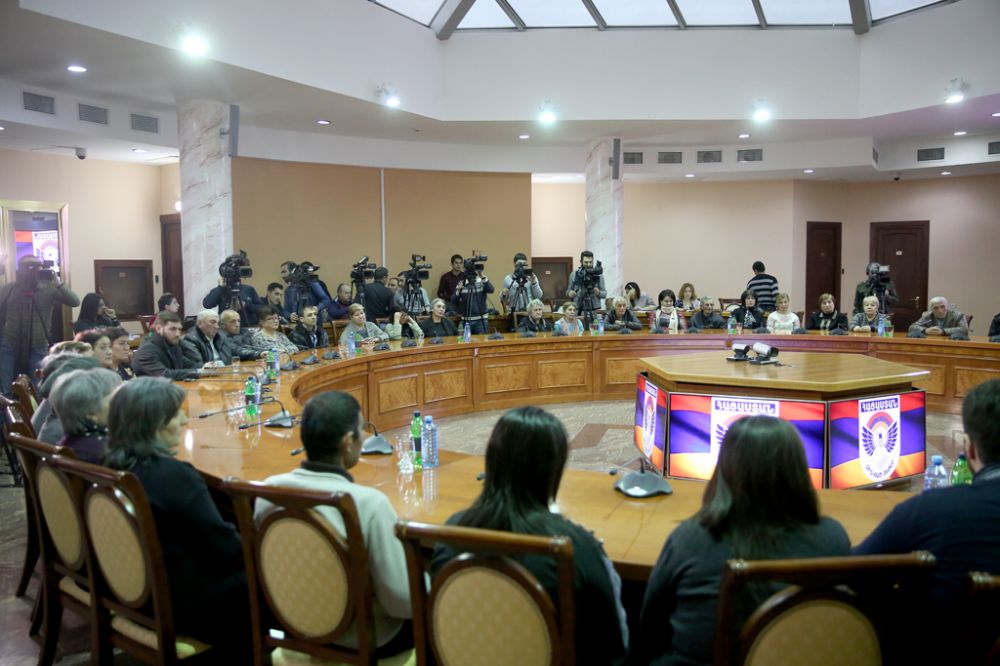 Պաշտպանության նախարարը 1-ին խմբի զինվորական հաշմանդամություն ունեցող և զոհված զինծառայողների ընտանիքներին հանձնեց բնակարանների գնման վկայագրերը