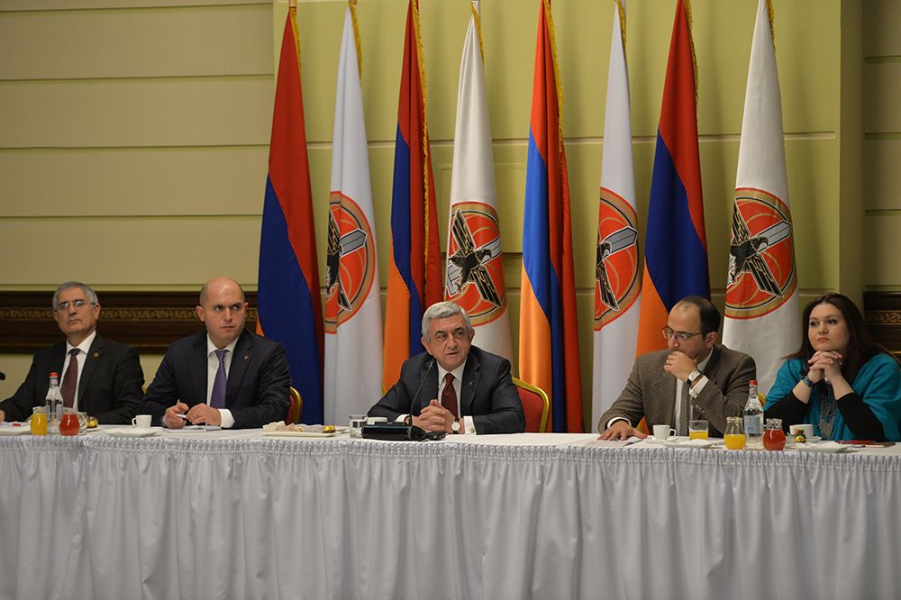 Նախագահը հանդիպել է «Անդրանիկ Մարգարյան» դպրոցի դասախոսների հետ
