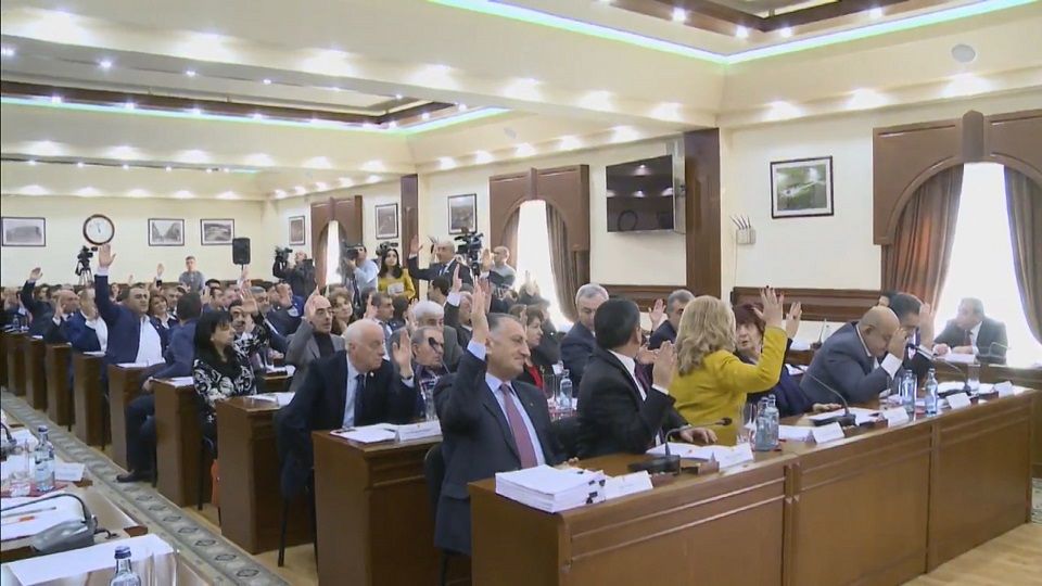 Լեզվակռիվն ու հեգնանքն ավագանու նիստում շարունակում է