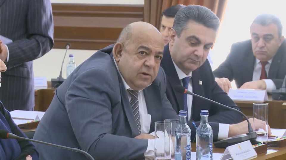 Oпять двойка, պարո՛ն Թոքմաջյան, ձեր ճաշակը ներկայացրիք. լեզվակռիվ Երևանի ավագանու նիստում