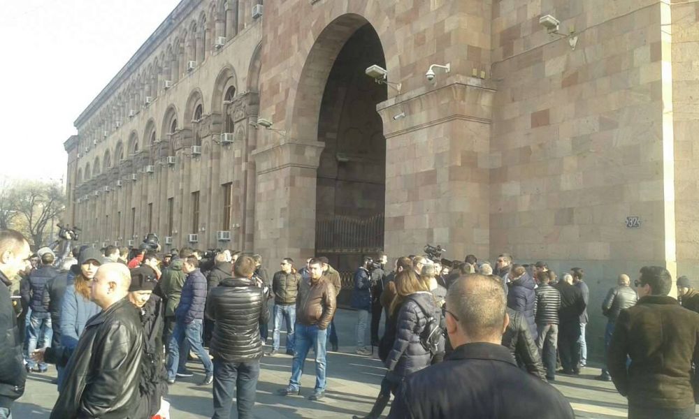 «Աջ ղեկ» նախաձեռնության անդամները կառավարության շենքի մոտ են