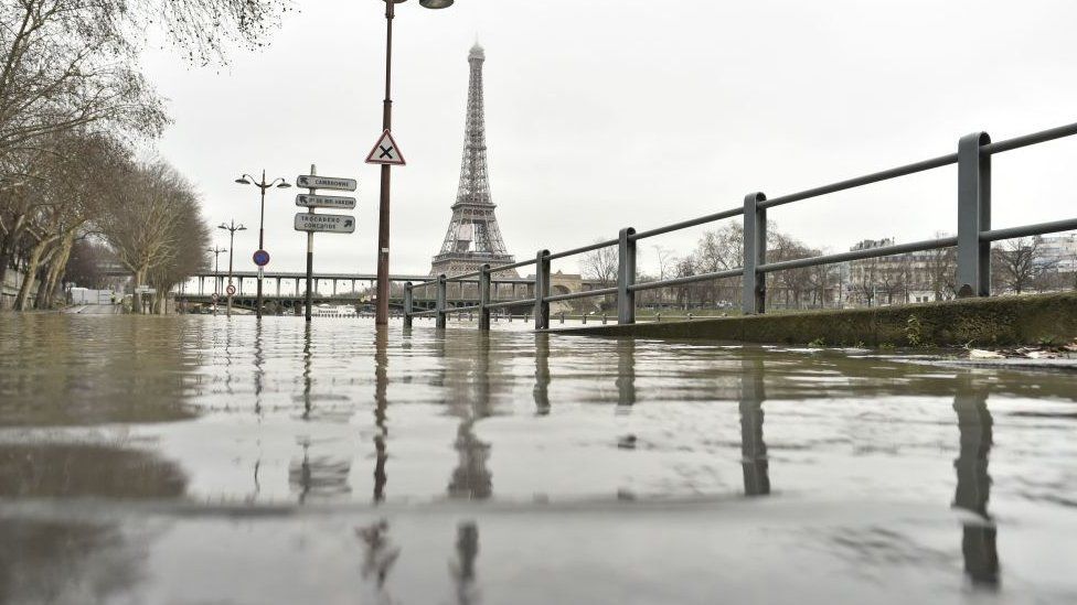 Փարիզի բնակիչները նավակներով են տեղափոխվում. Սենն ափերից դուրս է եկել