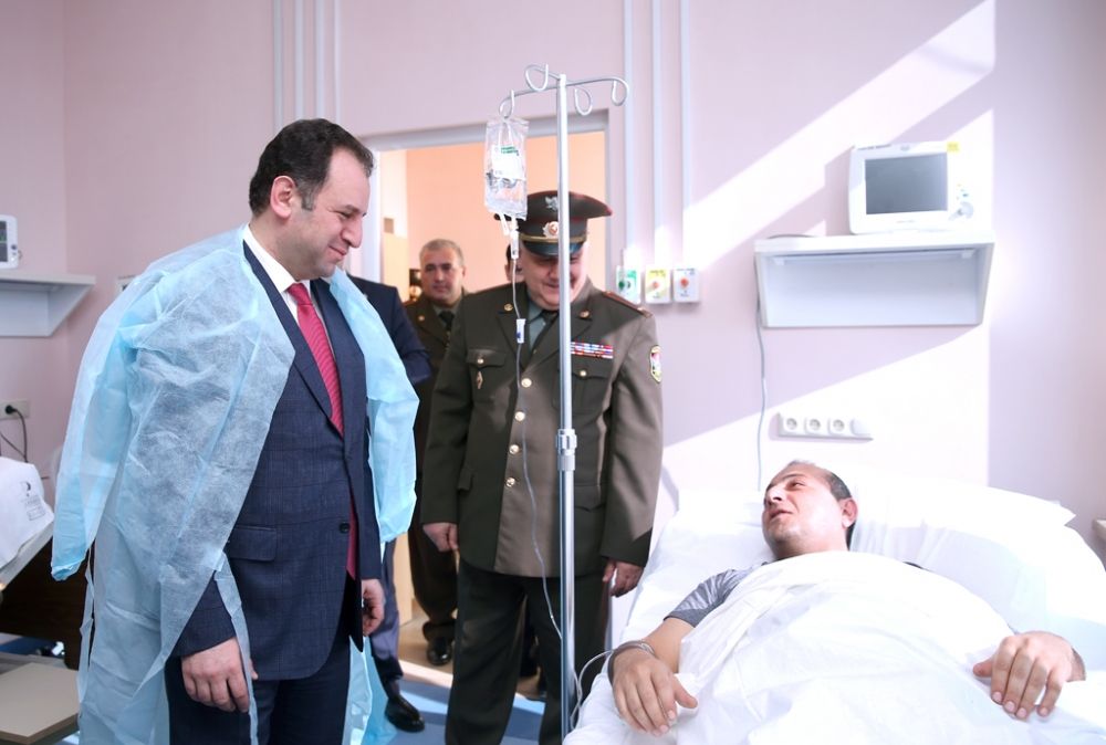 Պաշտպանության նախարարն այցելել է զինվորական հոսպիտալ