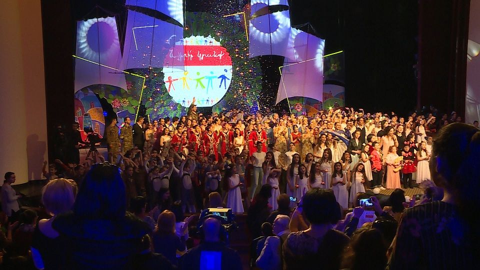 Բեմում երգում ու պարում են քաղցկեղով հիվանդ երեխաները. «Նվիրիր կյանք» հիմնադրամի հերթական համերգը