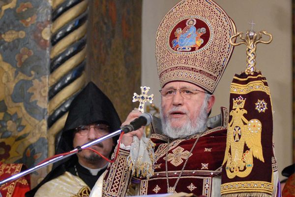 Ուրախ ենք, որ մեր ժողովուրդը նախագահի պաշտոնը վստահում է Ձեզ. կաթողիկոսը շնորհավորել է Արմեն Սարգսյանին