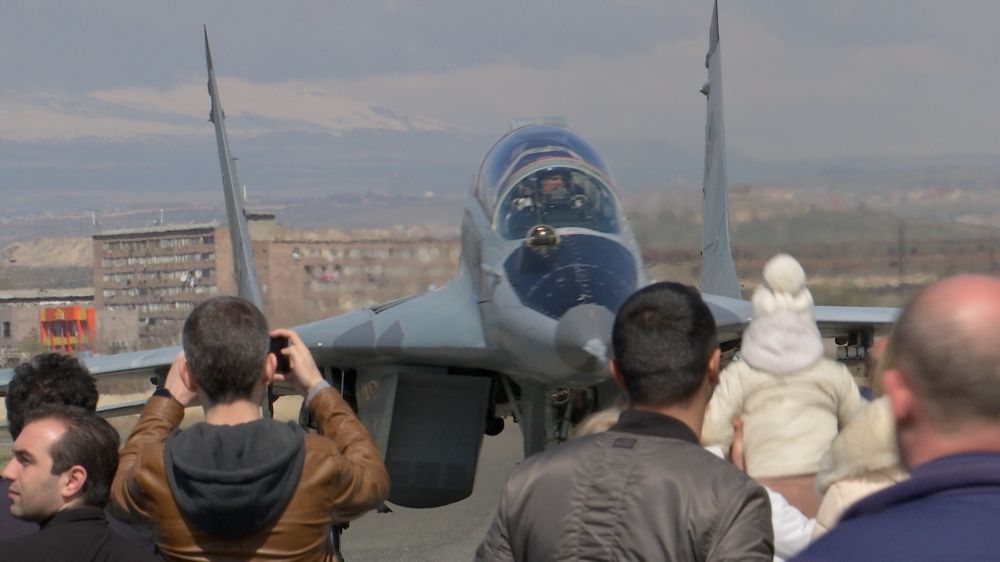 Գեղեցիկ հնարքնե՞ր, թե՞ ռազմական ճարպկություն. Երևանում ավիաշոու անցկացրին հմուտ օդաչուները
