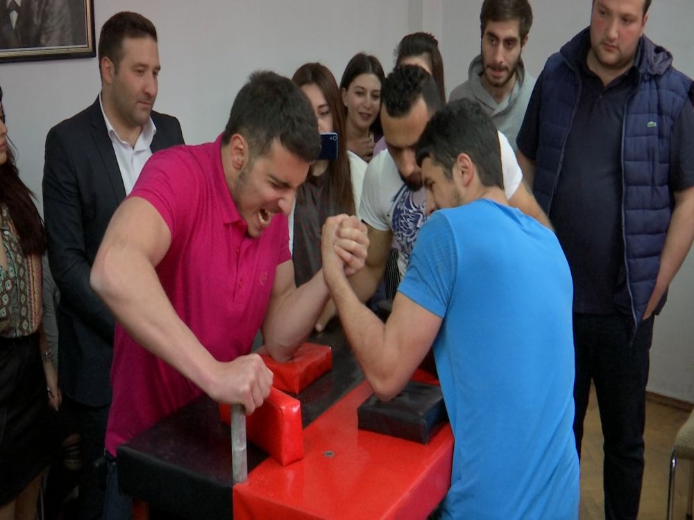 Երևանում ուսանողներն ուժերը չափել են բազկամարտում