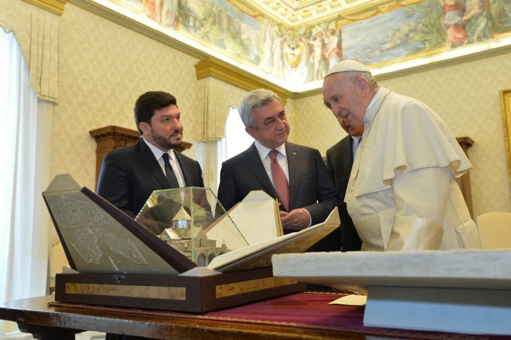Սերժ Սարգսյանը Հռոմի պապին նվիրել է Սուրբ Գայանե եկեղեցու արծաթե մանրակերտը