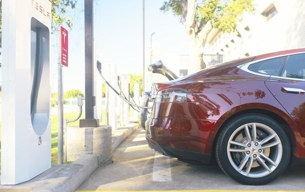 Tesla-ն լիաքարշակ էլեկտրամոբիլ կթողարկի