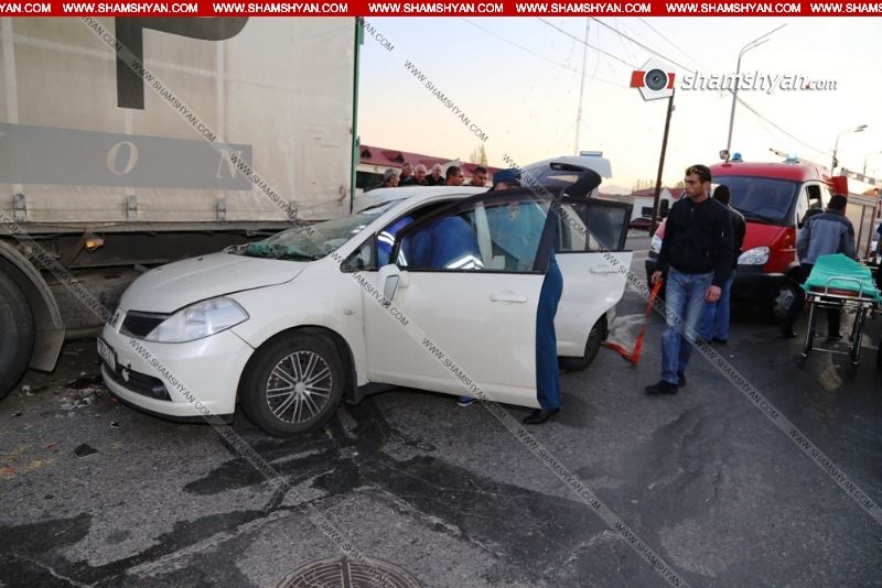 «Nissan Tiida»-ն բախվել է կայանած «Reno»-ին