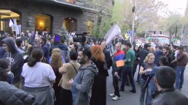 ՀՀԿ գործադիր մարմնի նիստում վարչապետի թեկնածության հարցն է քննարկվում, իսկ դրսում բողոքի ակցիա է