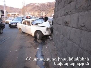 Nissan March-ը բախվել է տան պատին