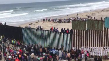 Հարյուրավոր ներգաղթյալներ պաշարել են ամերիկա-մեքսիկական սահմանը