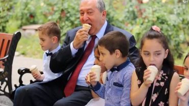 Երեխայի հետ երեխա, զինվորի հետ զինվոր. Արմեն Սարգսյանը՝ երեխաների հետ պաղպաղակի ուտելու մասին