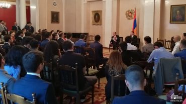 Զոհրաբ Մնացականյանը Մոսկվայում հանդիպել է հայ ուսանողների հետ