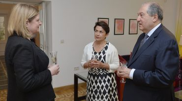 Նախագահ Արմեն Սարգսյանը տիկնոջ հետ այցելել է Մեծ Բրիտանիայի դեսպանություն