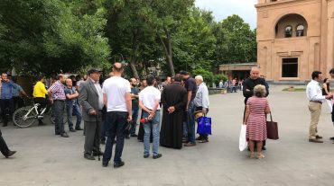 Բողոքի ցույց կաթողիկոսի հրաժարականի պահանջով. ուղիղ հեռարձակում