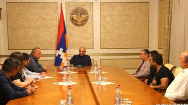 Բակո Սահակյանը հանդիպել է բողոքի ակցիայի մի խումբ ներկայացուցիչների հետ