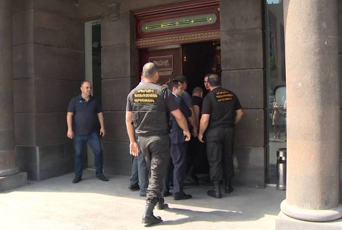 «ՋԼՋ Պրոյեկտ Քոմփանի»-ի բաժնետեր Նարեկ Սարգսյանի բնակության վայրից հայտնաբերվել են շուրջ 6 մլն 800 հազար դոլարի ավանդի պայմանագրեր