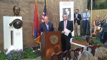 Նախագահը Վաշինգտոնում ներկա է գտնվել ԱՄՆ-ում Հայաստանի առաջին դեսպան Արմեն Գարոյի կիսանդրու բացմանը