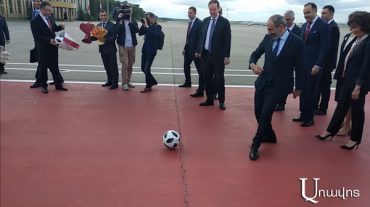 Փաշինյանը Մոսկվայի օդանավակայանում ֆուտբոլ խաղաց գայլի հետ