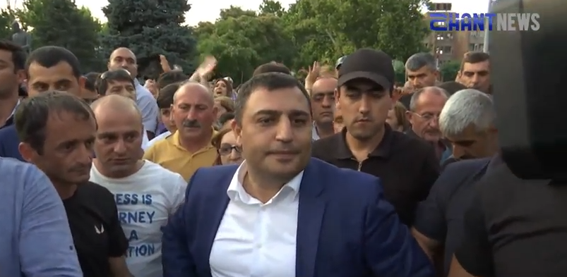 Իրավապահները պատ են կազմել Էջմիածնի քաղաքապետի կողմնակիցների և հակառակորդների միջև