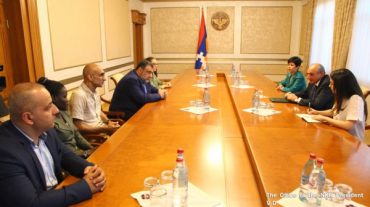 Բակո Սահակյանն ընդունել է «Ավրորա» մրցանակի դափնեկիր Թոմ Քաթինային