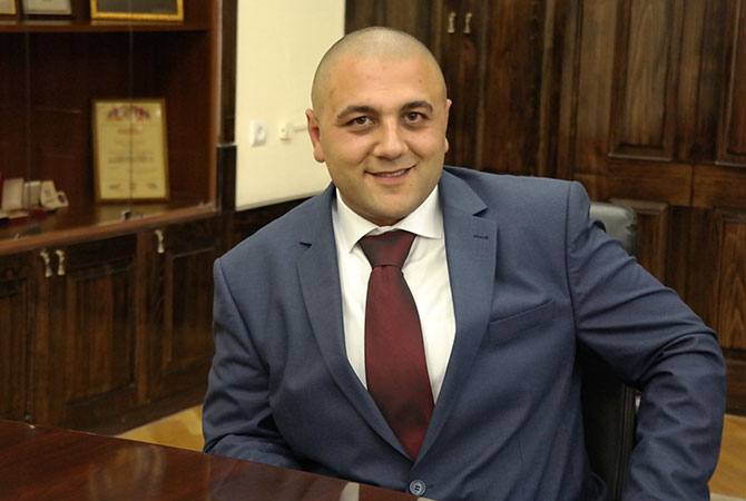 Շիրակի մարզպետը խոստացել է շատ մարդկանց ազատել աշխատանքից՝ իրենց դիմումի համաձայն