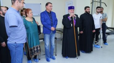 Գարեգին Բ-ն «Իզմիրլյան» ԲԿ-ում հանդիպել է հաշմանդամություն ստացած զինվորականներին