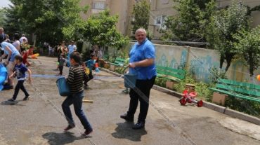 Փաշինյանի դուստրերը ջրել են Վանաձորի քաղաքապետին
