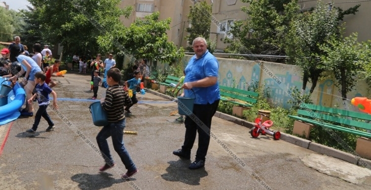 Փաշինյանի դուստրերը ջրել են Վանաձորի քաղաքապետին