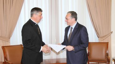 Սուրբ Աթոռի նվիրակը հավատարմագրերի պատճենն է հանձնել Զոհրաբ Մնացականյանին