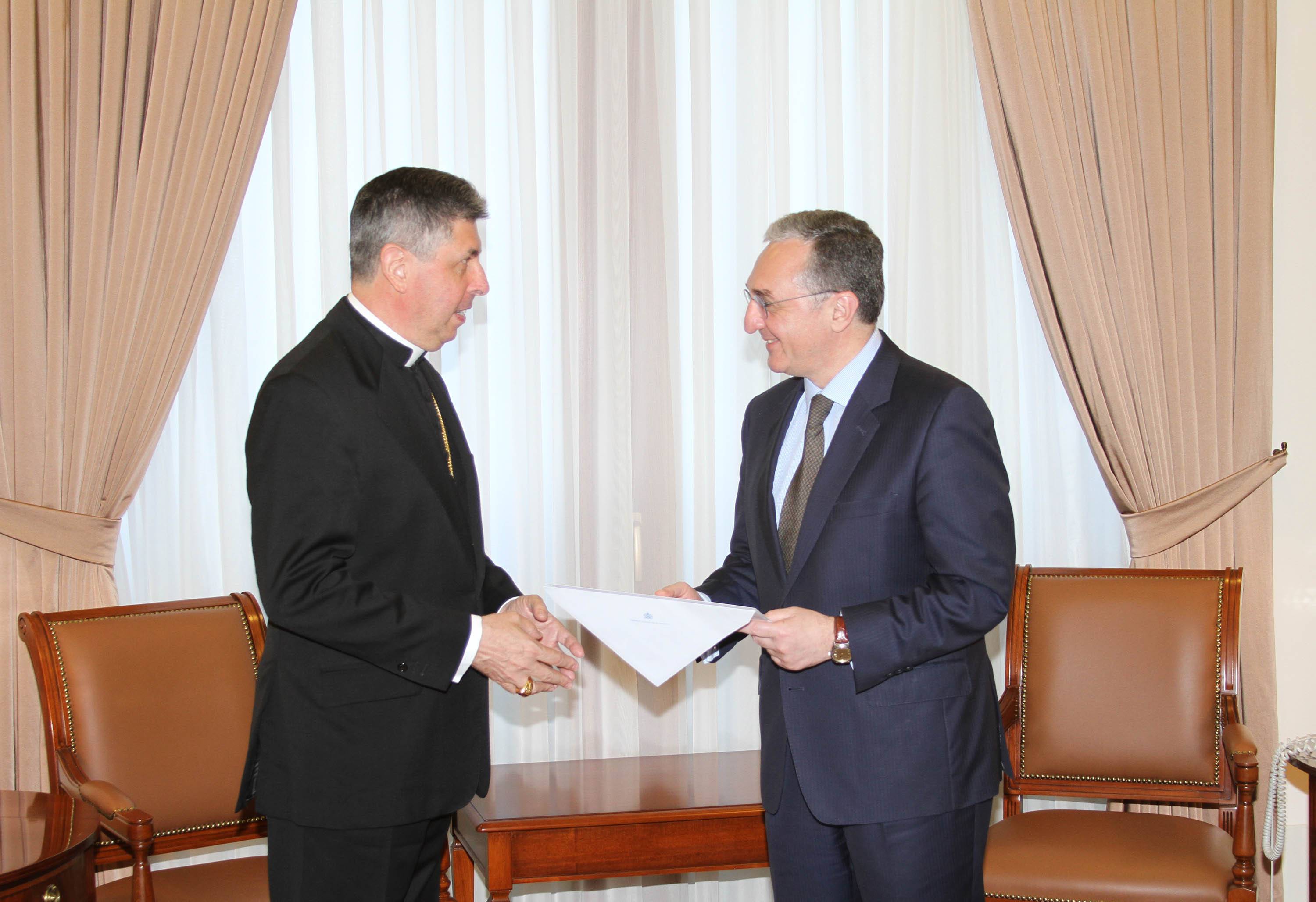 Սուրբ Աթոռի նվիրակը հավատարմագրերի պատճենն է հանձնել Զոհրաբ Մնացականյանին