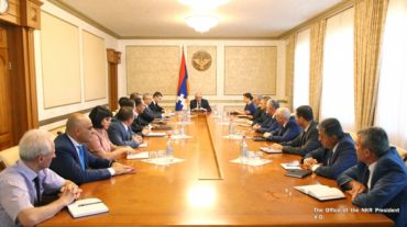 Բակո Սահակյանը հանդիպել է Արցախյան շարժման մի խումբ ակտիվիստների հետ