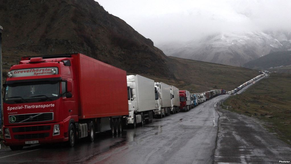 Ավելի քան 1500 բեռնատարներ չեն կարողանում անցնել Լարսի սահմանը