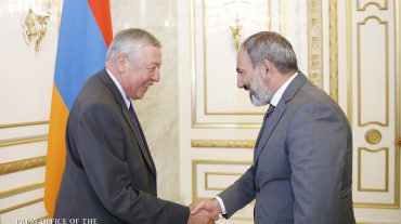 Վարչապետը Ֆրանսիա-Արցախ բարեկամական խմբի նախագահին ՀՀ անձնագիր է հանձնել