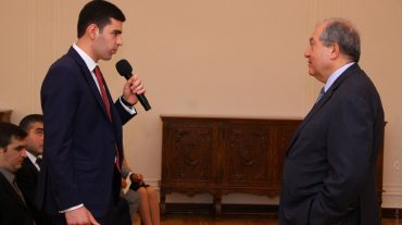 Արմեն Սարգսյանը հանդիպել է Առաջնորդության դպրոցի շրջանավարտների հետ