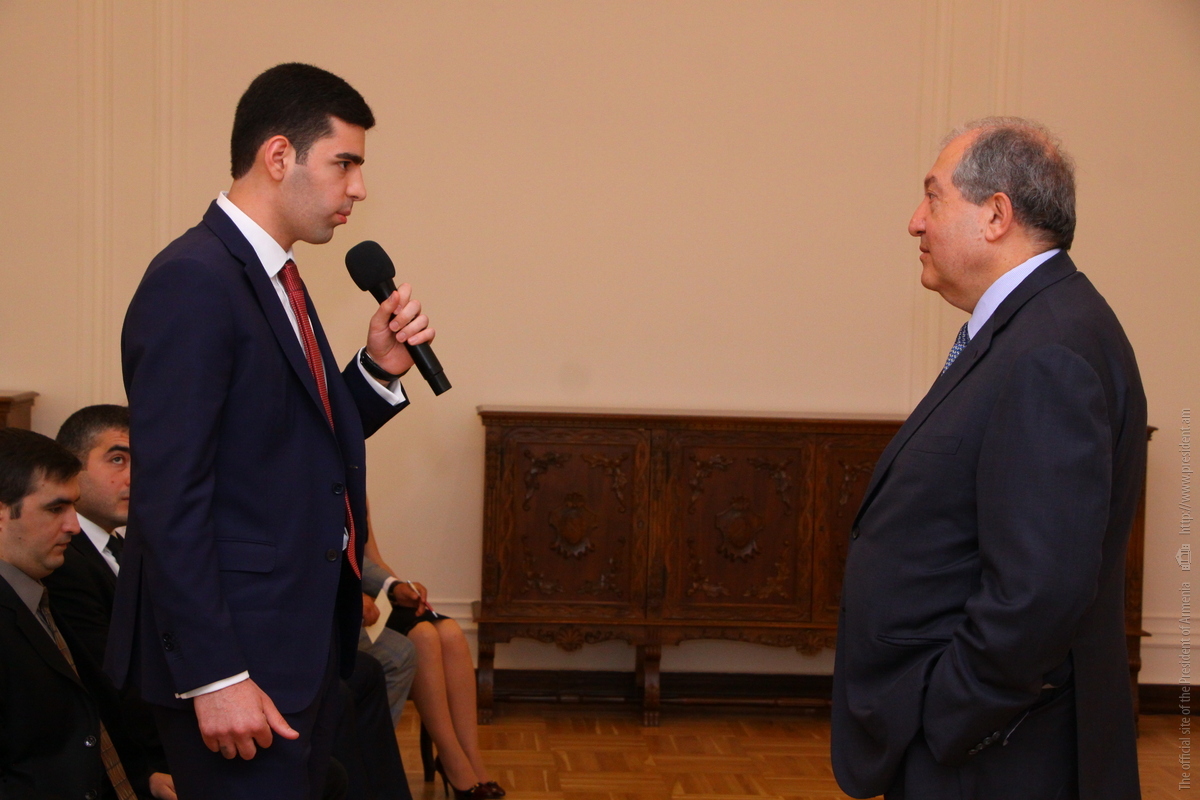 Արմեն Սարգսյանը հանդիպել է Առաջնորդության դպրոցի շրջանավարտների հետ