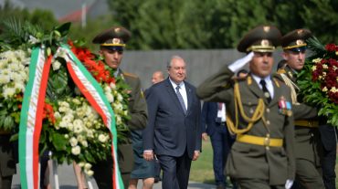 Իտալիայի նախագահը Ծիծեռնակաբերդում հարգեց Հայոց ցեղասպանության զոհերի հիշատակը