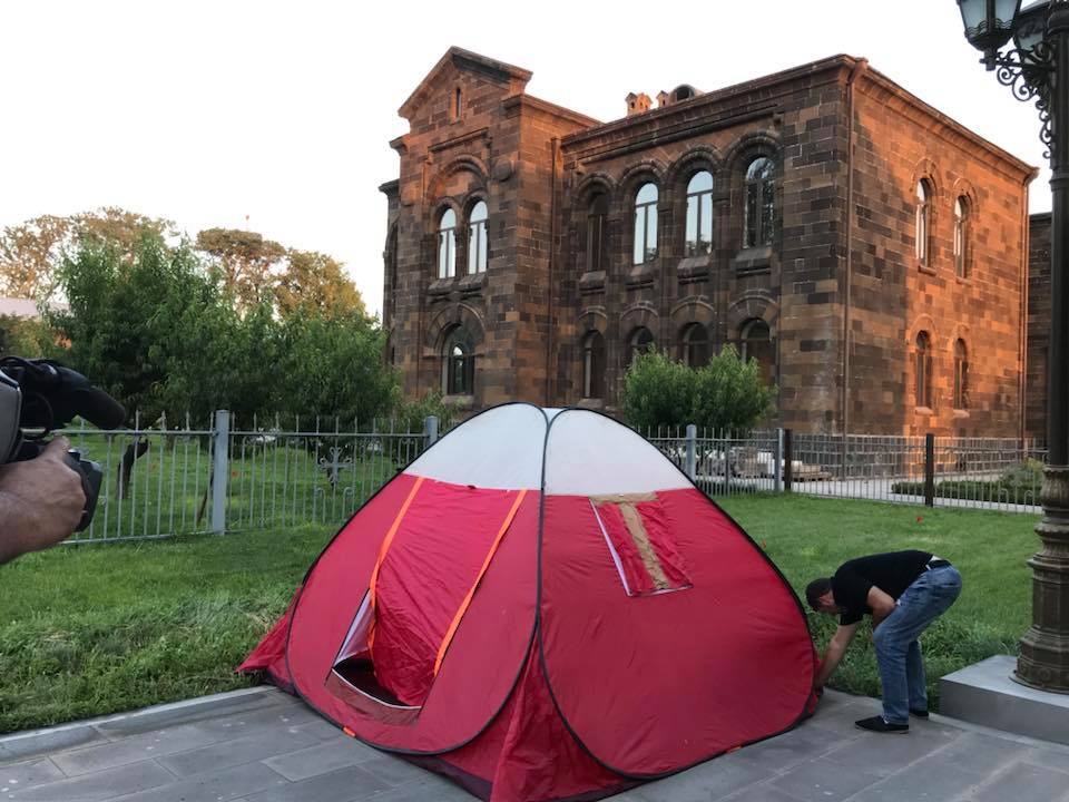 Կաթողիկոսի հրաժարականը պահանջող ցուցարարները պատրաստվում են գիշերել Դպրատան տարածքում