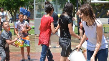 «Քաղաքապետին մի լավ ջրեցին»․ Ինչպես է անցնում Վարդավառն Էջմիածնում