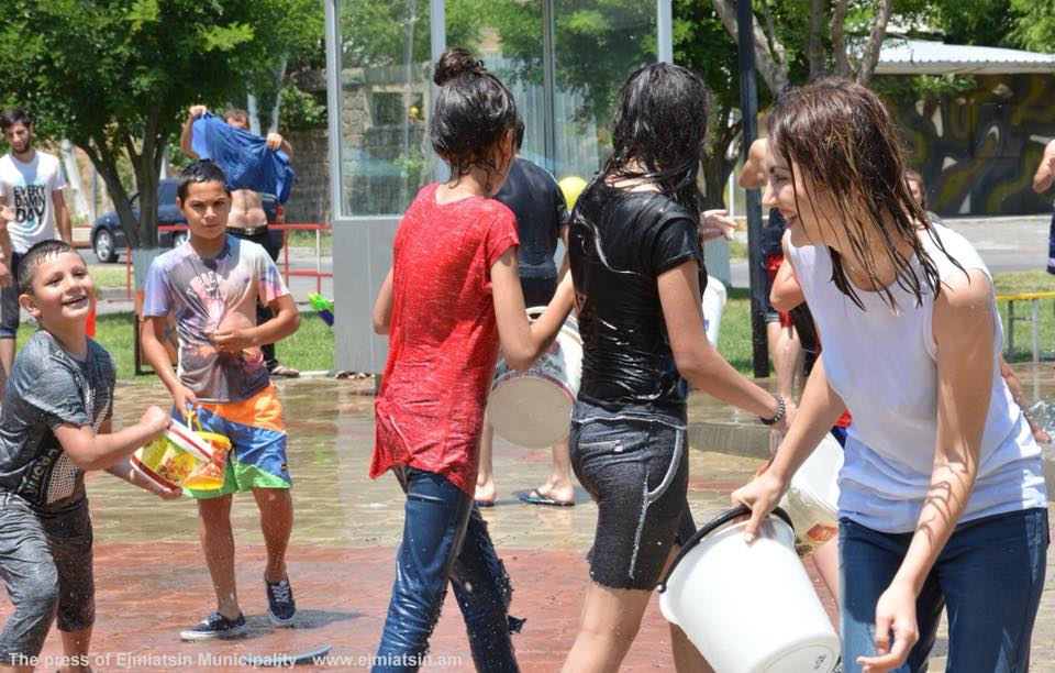 «Քաղաքապետին մի լավ ջրեցին»․ Ինչպես է անցնում Վարդավառն Էջմիածնում