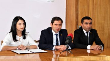 Սուրեն Պապիկյանը ներկայացրել է Հրազդանի քաղաքապետի ժամանակավոր պաշտոնակատար Լիլիթ Ստեփանյանին