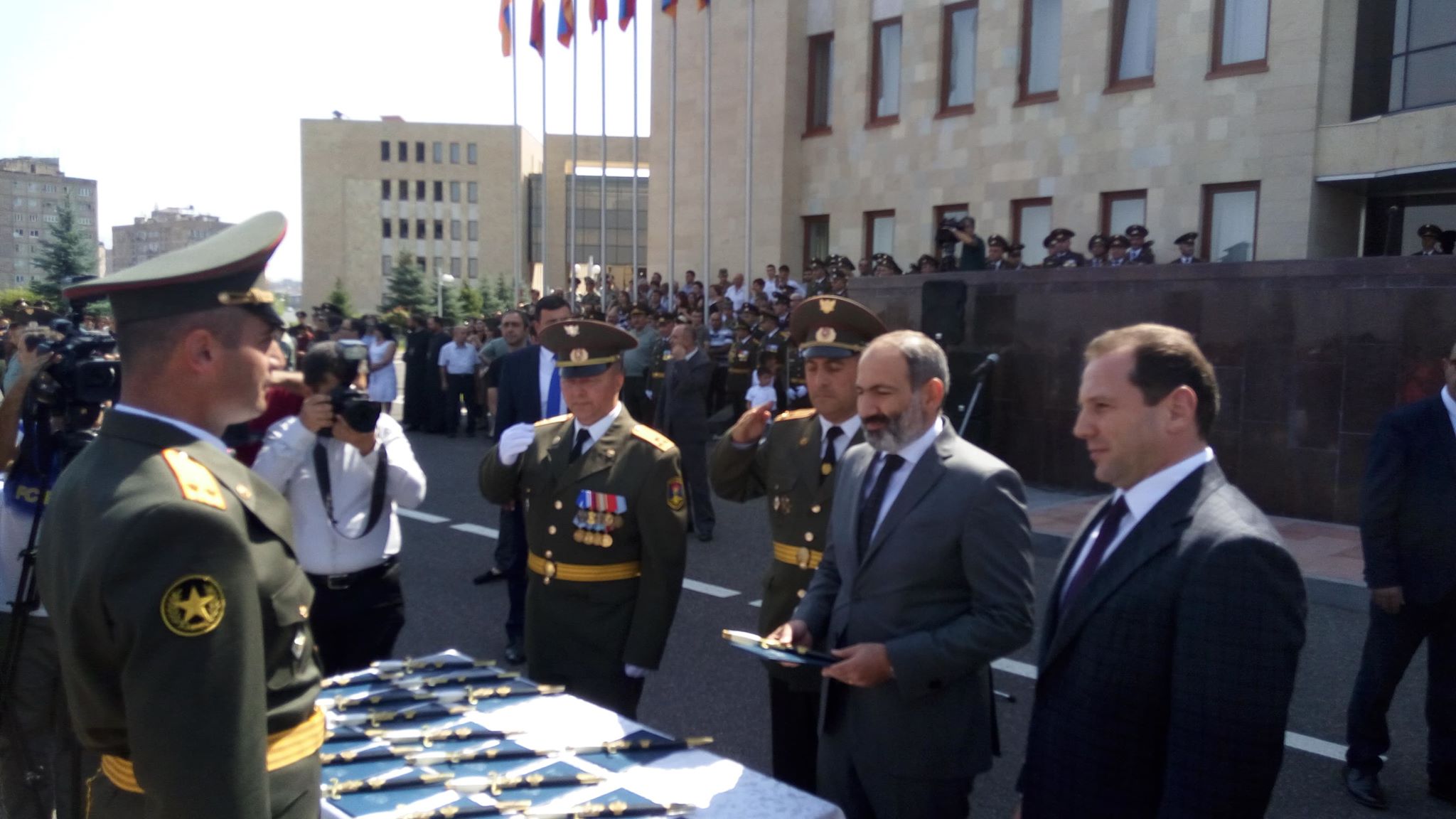 Ռազմաուսումնական հաստատությունների շրջանավարտները վարչապետի ներկայությամբ ստանում են զինվորական կոչումները (լրացված)