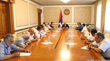 Բակո Սահակյանը հանդիպել է ՀՅԴ ներկայացուցիչների հետ