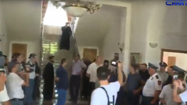 Քեզ թրաշելու եմ, հայր սուրբ. Մայր Աթոռում իրավիճակը թեժ է