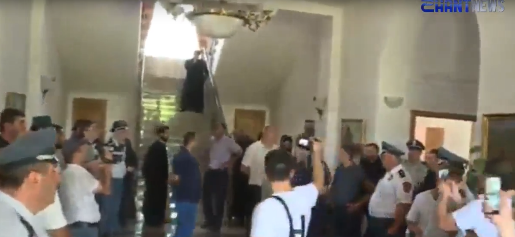 Քեզ թրաշելու եմ, հայր սուրբ. Մայր Աթոռում իրավիճակը թեժ է